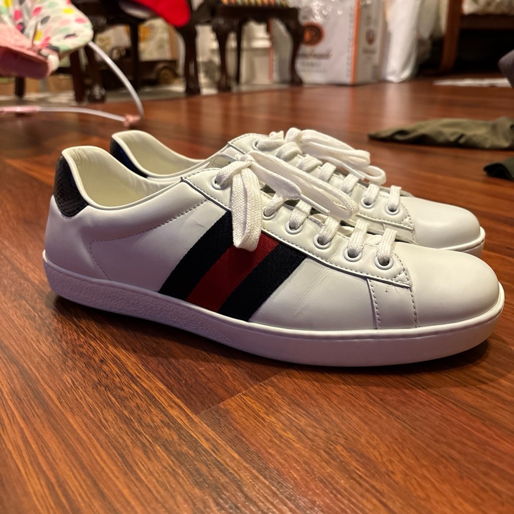 Gucci White Leather Sneakers Sleek Minimalist Design - Picture 2 of 8